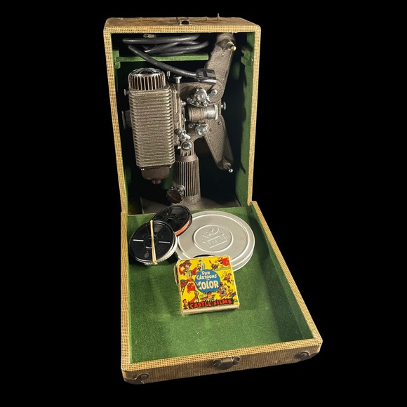 Vintage Revere Camera Co. Model 85 8MM Projector Chicago, and Reels + Extras - Picture 3 of 16